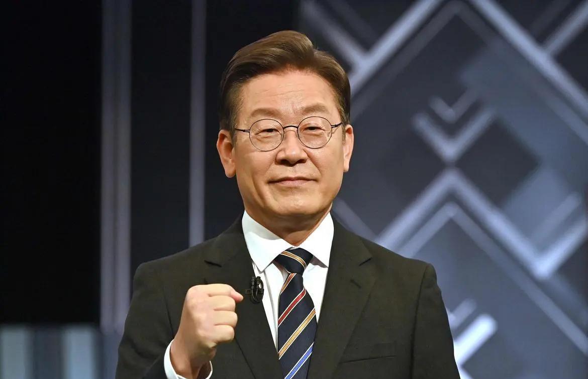 勒夫意外当选年度最佳教练，球迷惊喜万分的简单介绍