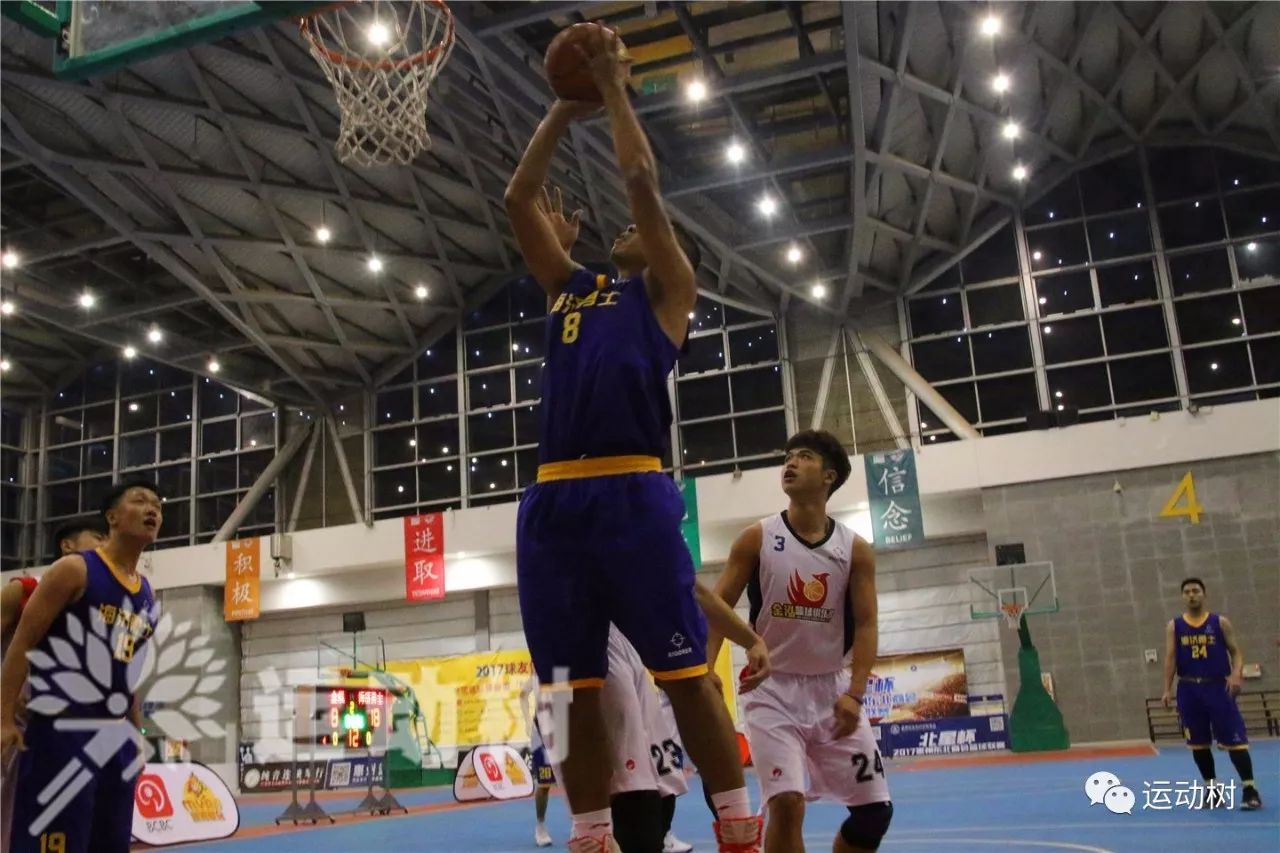 包含沙尔克队员备战弗赖堡比赛，希望成功拿下三分的词条