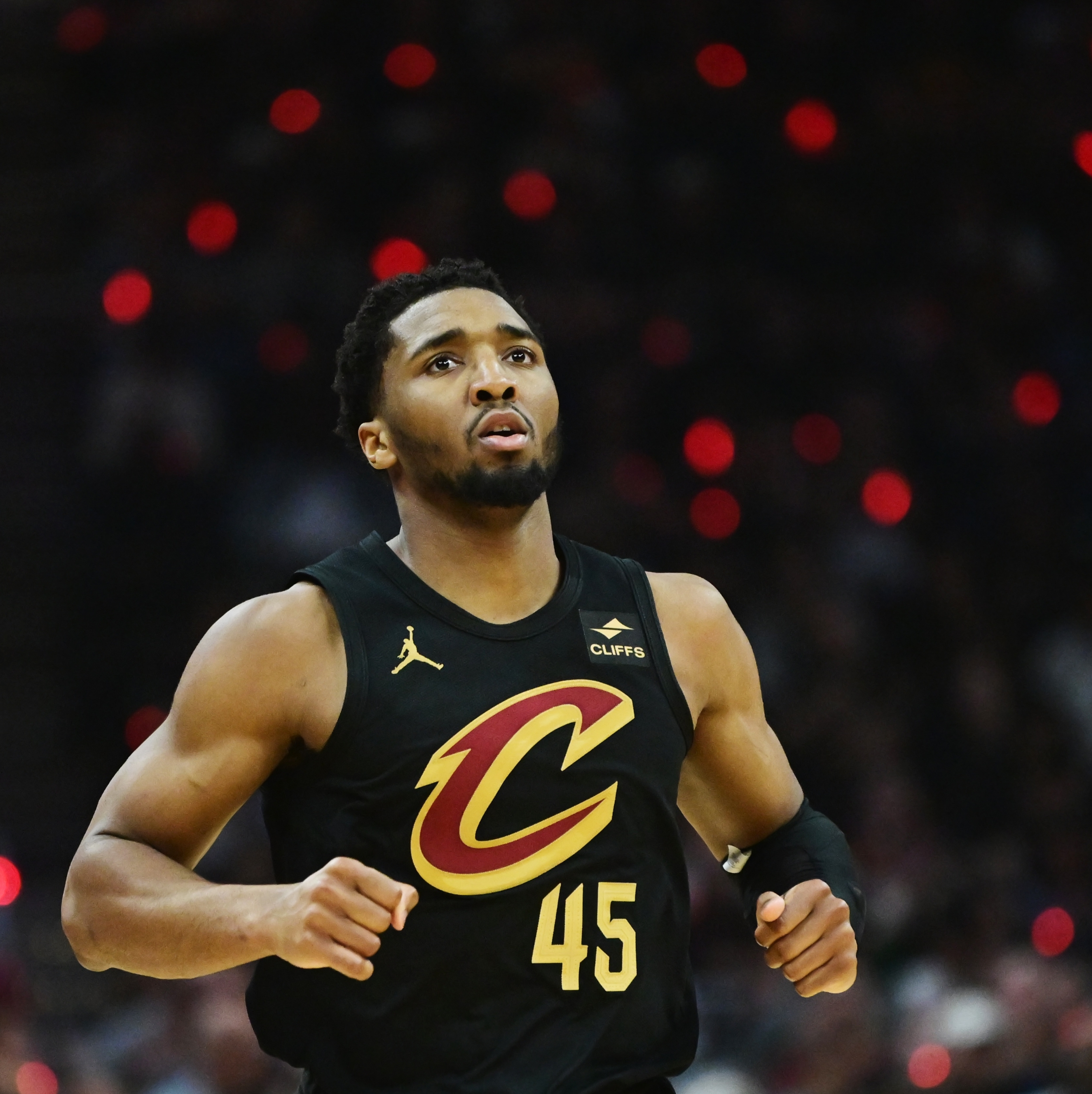 1xbet体育竞技-太阳坐阵主场持续胜利，球队雄心勃发冲击总冠军的简单介绍