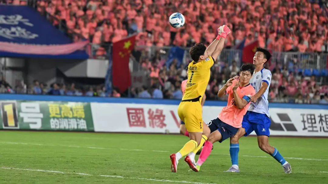 球员们在比赛中拼尽全力，为胜利而战