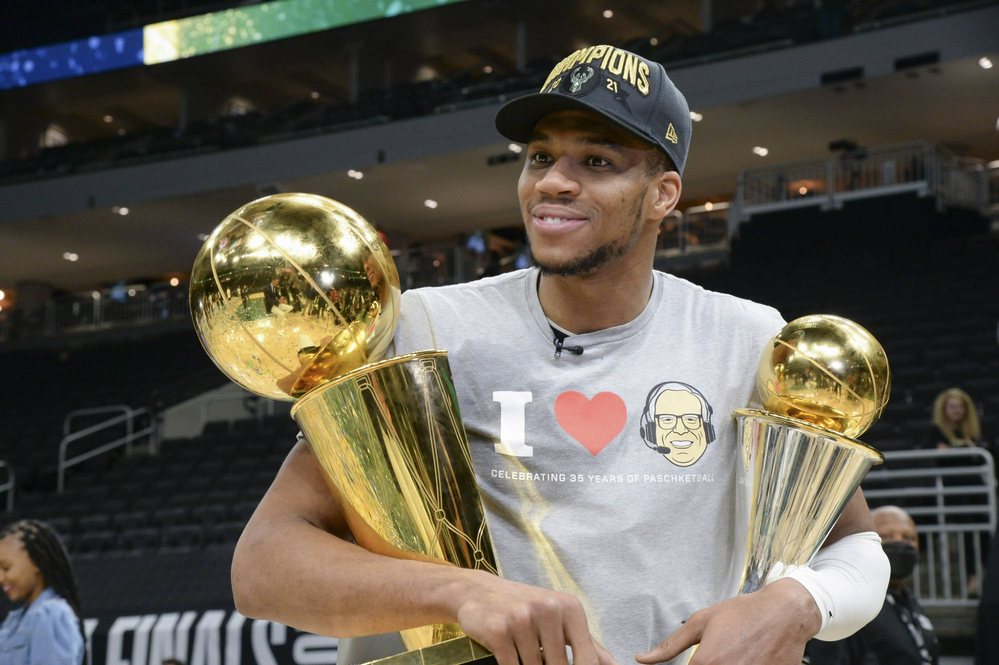 1xbet体育视频-雄鹿队中锋破罐子破摔表现让球迷担忧