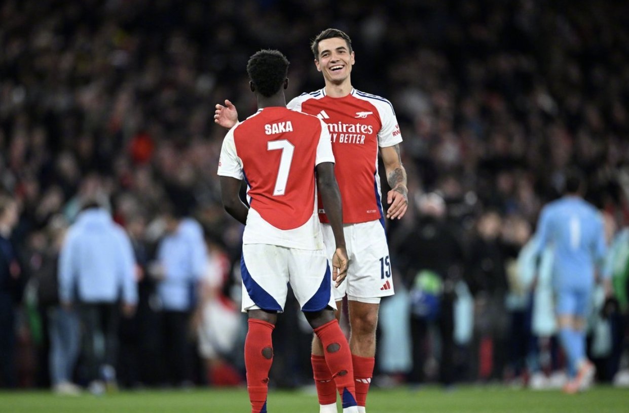 包含阿贾克斯在伯纳乌大胜皇家马德里的词条