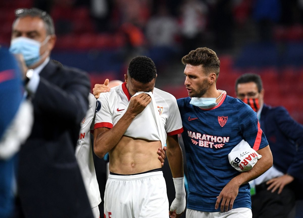 关于塞维利亚-击败赫塔菲，领跑欧冠出线位置的信息