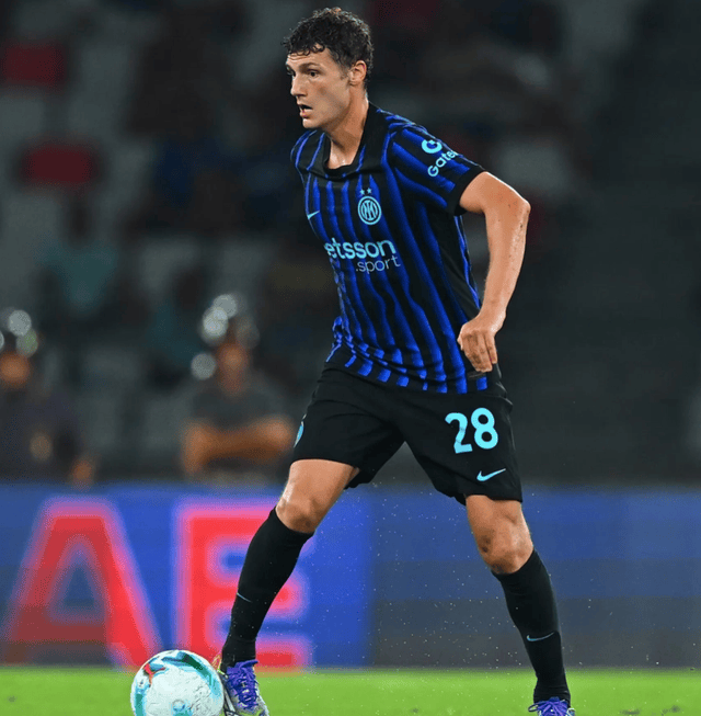 国米将签下来自巴萨的年轻后卫，加盟费将突破3000万欧元的简单介绍