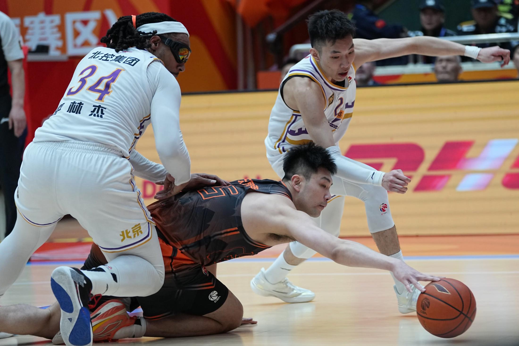 1xbet体育新闻-内线球员的强势表现，助球队击败对手