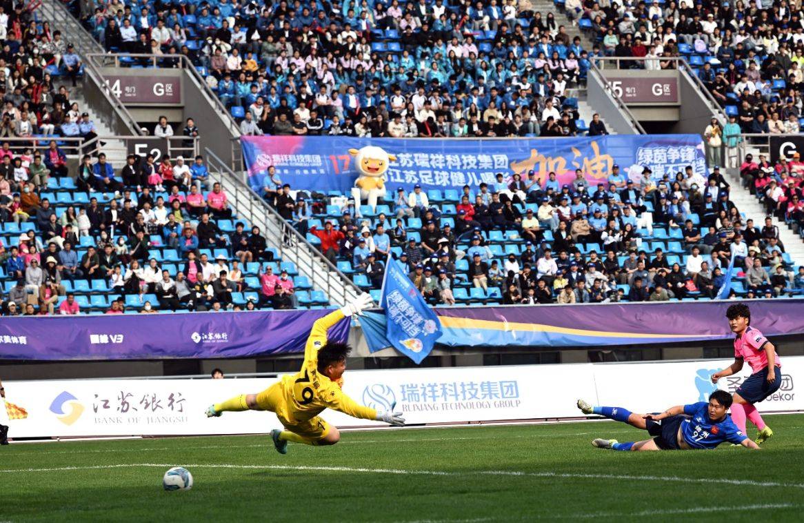 竞争激烈的中超赛场,看点十足引人入胜 竞争激烈的中超赛场,看点十足引人入胜