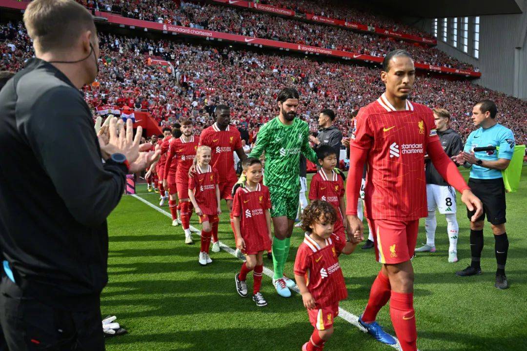 包含利物浦中卫范迪克伤愈归队，提升球队防守稳定性的词条